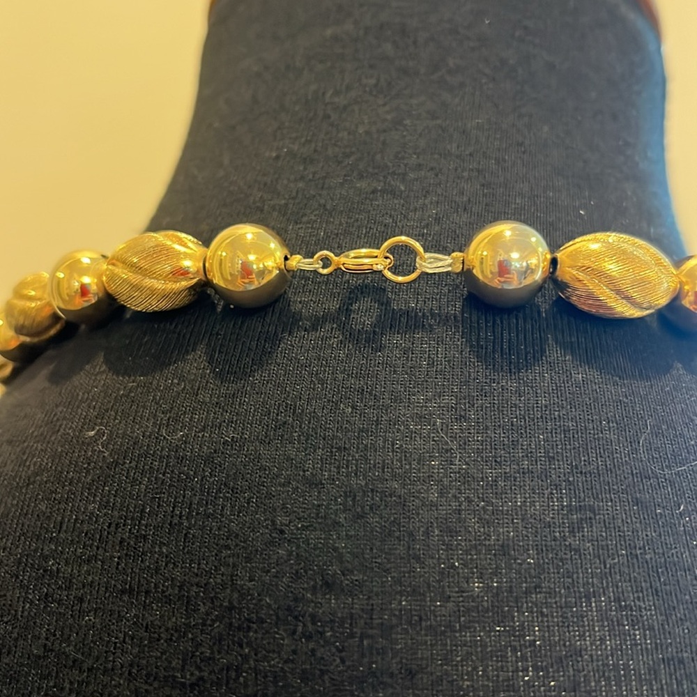 Vintage 1960s Brushed Gold Oval Bead Necklace - Picture 3 of 3